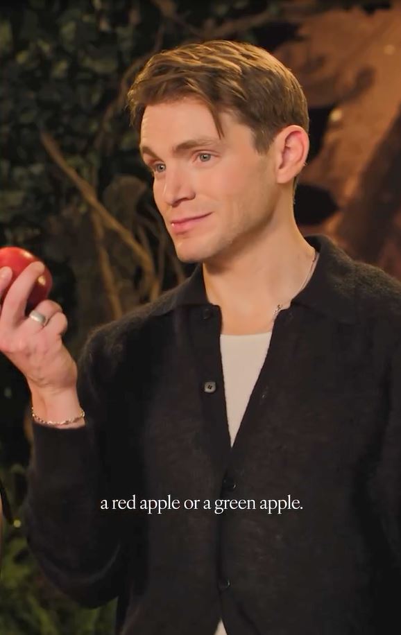 ▲ 디즈니 최신 개봉작 '백설공주'의 주인공 배우 '앤드류 버냅'이 던스트 가디건을 착용하고 영화 홍보 영상에 등장했다.ⓒLF