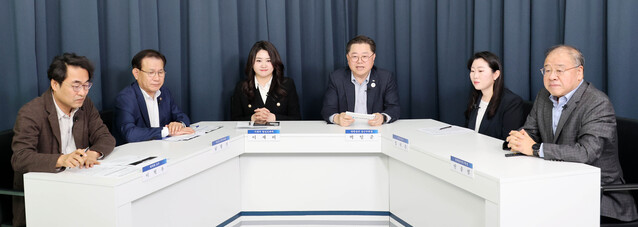 ▲ (왼쪽부터)이혁우 배재대 교수, 남형기 국무조정실 국무2차장, 이세비 기재부 청년보좌역, 박일준 대한상의 상근부회장, 정지은 코딧 대표, 안종범 정책평가원구원장이 향후 10년의 혁신환경 온라인 좌담회를 진행하고 있다. ⓒ대한상의