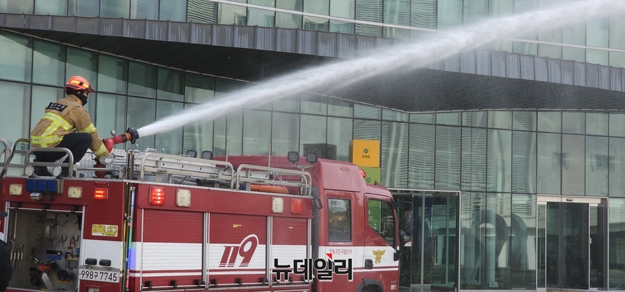 ▲ 15일 오전 청주첨단문화산업진흥재단(충북 청주시 청원구 314) 광장에서 실시된 합동 소방훈련에서 소방관이 물을 뿌리고 있다.ⓒ김정원 기자