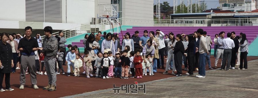 ▲ 15일 오전 청주첨단문화산업진흥재단 광장에서 진행된 소방훈련에서 입주기업 임직원과 꿈단지어린이집 유치원생들이 긴급 대피하고 있다.ⓒ김정원 기자