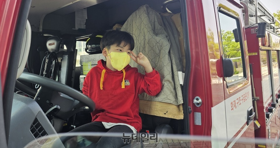 ▲ 꿈단지어린이집 남자 원생이 소방차에 올라 탑승 체험을 하고 있다.ⓒ김정원 기자