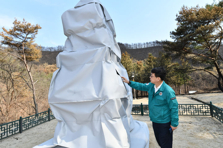 ▲ 최응천 국가유산청장이 지난 2일 오후 경북 의성군 단촌면 관덕리 '의성 관덕리 삼층석탑(보물)'을 찾아 산불 대비 방염포 설치 상태를 점검하고 있다. ⓒ국가유산청 / 뉴시스