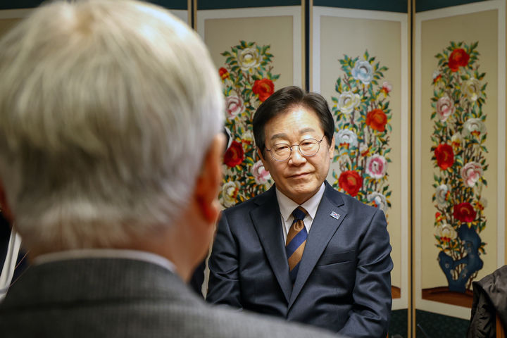▲ 이재명 더불어민주당 대통령 예비후보가 당대표를 맡고 있던 지난 1월, 경남 양산시 평산마을을 방문해 문재인 전 대통령과 대화를 나누고 있다. ⓒ더불어민주당 제공