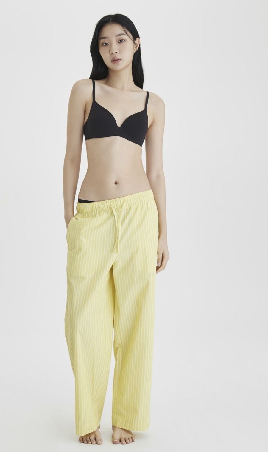 ▲ 자주 퍼펙트 노라인 원몰드 브라 착용모습ⓒ신세계인터내셔날