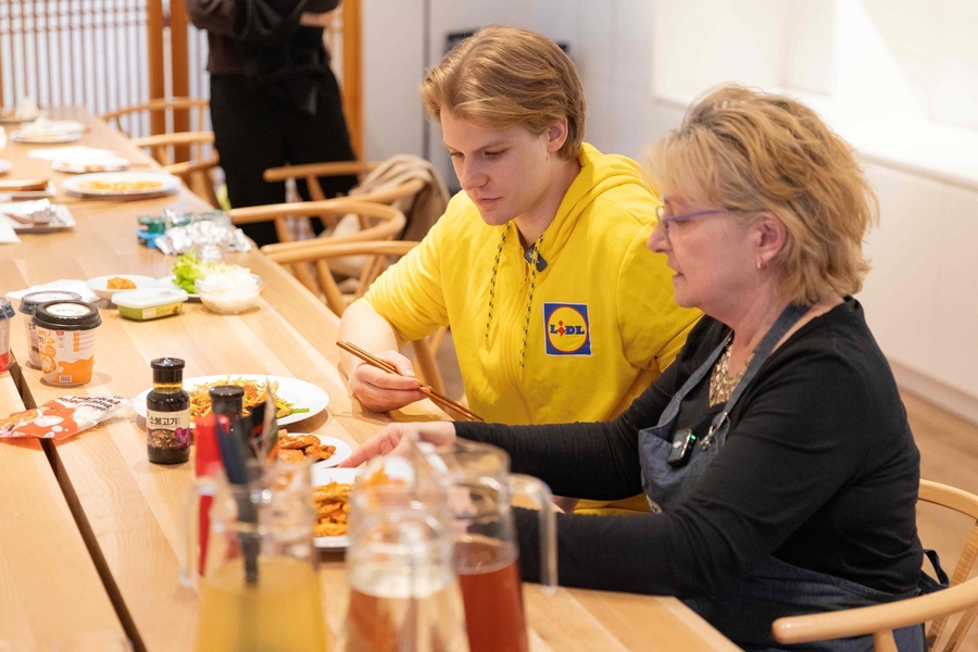 ▲ 헝가리 대형 유통망 리들의 관계자가 한국 제품을 시식하고 있다.ⓒ한국무역투자진흥공사