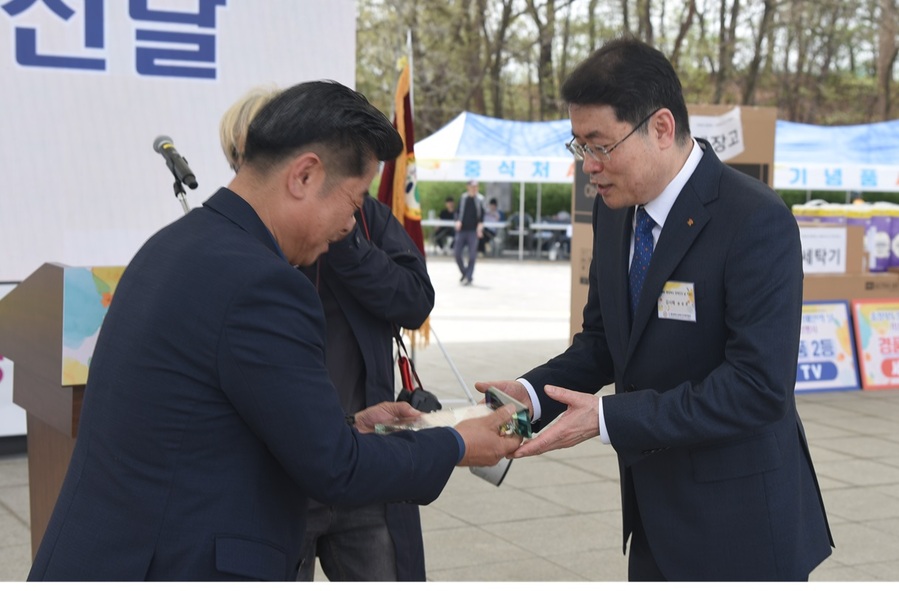 ▲ 충청대학교 송승호 총장이 17일 청주시 생명누리공원에서 열린 ‘제45회 충북도 장애인의 날 기념행사’에서 장애인 평생교육에 기여한 공로로 감사패를 받고 있다.ⓒ충청대학교