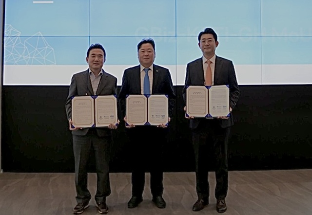▲ (왼쪽부터)이종선 경기주택도시공사 사장 직무대행, 신희동 한국전자기술연구원 원장, 고인석 판교글로벌비즈센터 감사가 17일 '판교 제2테크노밸리 기술혁신 위한 업무협약' 체결 후 기념촬영을 하고 있다. ⓒ경기주택도시공사 제공
