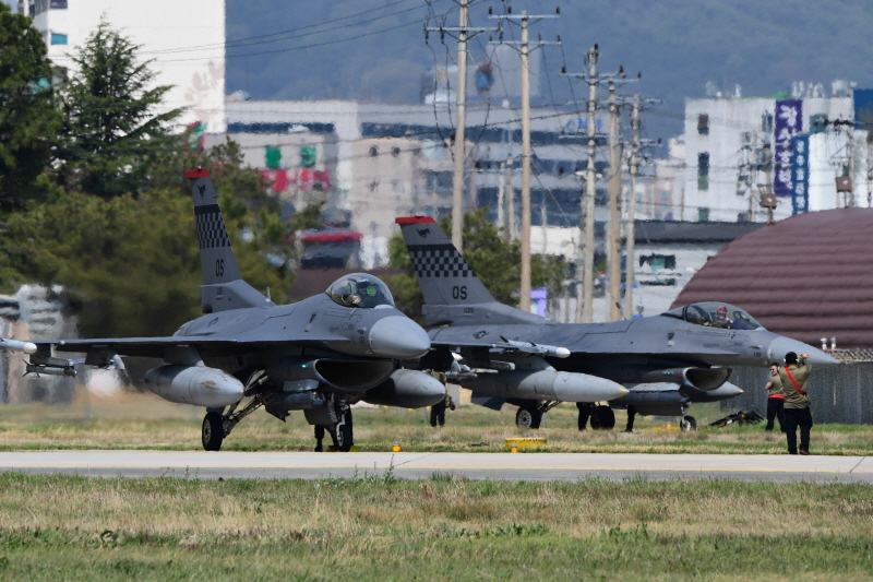 ▲ 한미공군은 17일부터 내달 2일까지 공군 광주기지에서 2주에 걸쳐 대규모 연합공중훈련 '프리덤 플래그'(Freedom Flag) 훈련을 실시한다. 사진은 광주기지로 전개해 온 미 공군의 F-16 전투기. ⓒ공군 제공