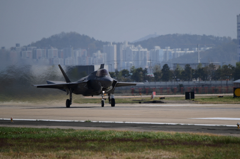 ▲ 한미공군은 17일부터 내달 2일까지 공군 광주기지에서 2주에 걸쳐 대규모 연합공중훈련 '프리덤 플래그'(Freedom Flag) 훈련을 실시한다. 사진은 광주기지 활주로에 착륙한 미 해병대의 F-35B 전투기. ⓒ공군 제공