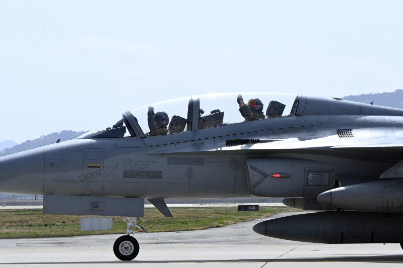 ▲ 한미공군은 17일부터 내달 2일까지 공군 광주기지에서 2주에 걸쳐 대규모 연합공중훈련 '프리덤 플래그'(Freedom Flag) 훈련을 실시한다. 사진은 광주기지로 전개해 온 한국 공군 FA-50 조종사들. ⓒ공군 제공