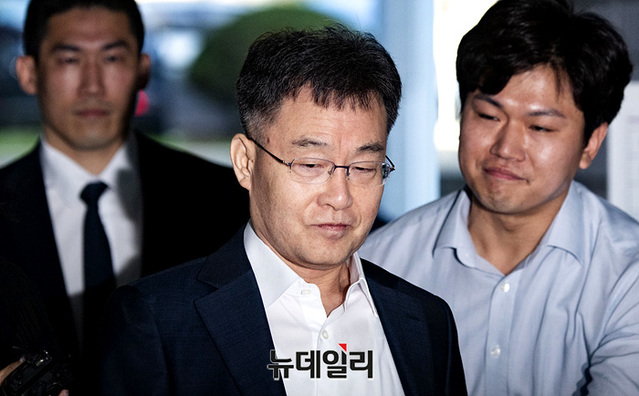 ▲ 대장동 개발 비리의 핵심 인물인 화천대유 대주주 김만배 씨가 지난 서울 서초구 중앙지법에서 열린 '이해충돌방지법 위반 혐의' 공판 준비기일에 출석하고 있다. ⓒ서성진 기자