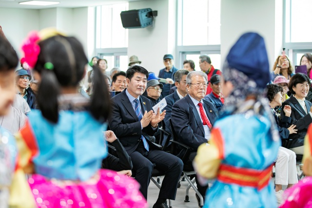 ▲ 배정수 화성특례시의회 의장이 정조효노인복지관에서 열린 어버이날 기념행사에 참석해 어르신들과 함께하고 있다ⓒ화성특례시의회 제공