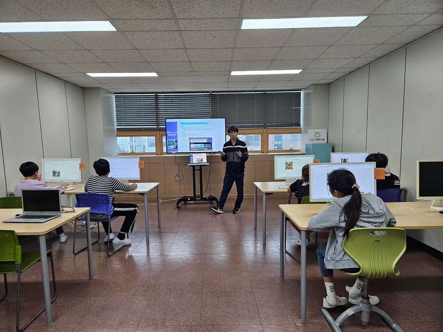 ▲ 대구광역시행복진흥사회서비스원(이사장 배기철·이하 대구행복진흥원) 청소년문화의집에서 소속 청소년을 대상으로 ‘AI 활용 동화책 e-book 제작 프로그램’을 운영하고 있다.ⓒ대구행복진흥원