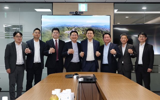 ▲ 왼쪽 네번째부터 이정협 ㈜중원 회장, 이강덕 포항시장, 임학운 ㈜코스타밸리모나용평 대표이사.ⓒ포항시