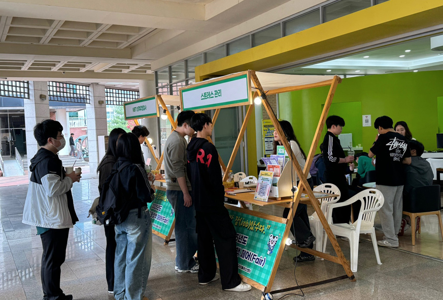 ▲ 영진전문대학교(총장 최재영) 대학일자리플러스센터는 17일 교내 창조관 1층 커리어라운지에서 ‘2025 청년 취업·고용정책 페어(Fair)’를 성황리에 열었다.ⓒ영진전문대