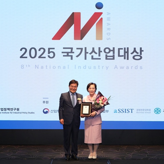 ▲ 2025 국가산업대상 인재육성부문 대상을 받은 김건희 덕성여대 총장(오른쪽).ⓒ덕성여대