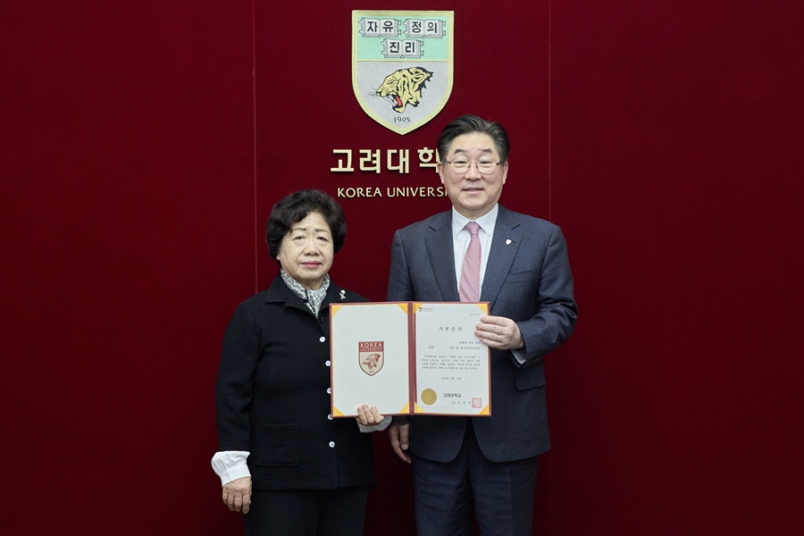 ▲ 김명옥(왼쪽) 씨와 김동원 고려대 총장이 발전기금 기부식에서 기념사진을 찍고 있다.ⓒ고려대