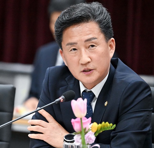 ▲ 임달희 공주시의회 의장이 지난 17일 충남도청 대회의실에서 열린도지사-시군 의회 의장협의회 간담회에서 김태흠 충남지사에게체류형 관광활성화 연계 백제문화 명품야간상설공연 사업에 대한 도 차원의 지원을 건의하고 있다.ⓒ공주시의회