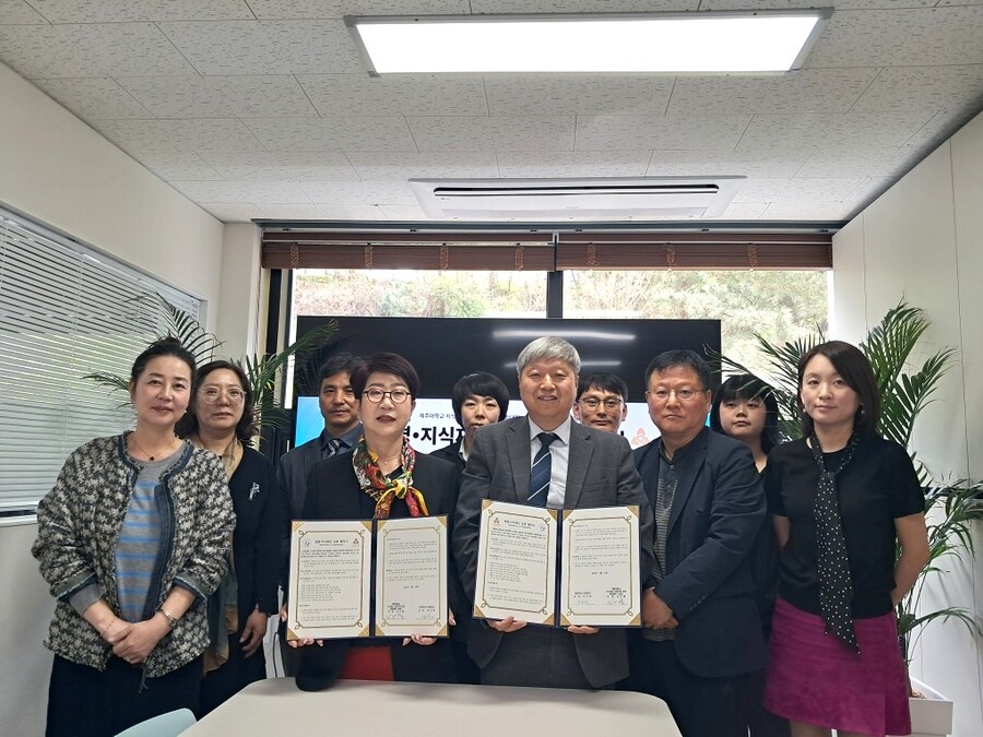 ▲ 대정여자고등학교와 제주대학교 지식재산 전문인력양성 중점대학 사업단이 지난 16일 발명 및 지식재산 교육 활성화를 위한 업무협약 후 기념촬영을 하고 있다. ⓒ제주특별자치도교육청 제공