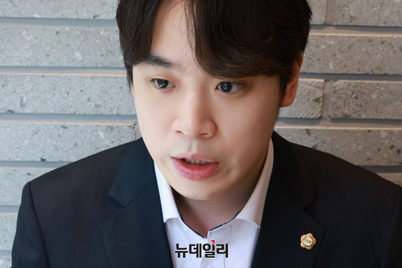 ▲ 김문수 국민의힘 대선 경선 후보 캠프에 합류한 '최연소 구의원' 최인호 청년 선대본부장이 17일 뉴데일리와 인터뷰를 하고 있다. ⓒ이종현 기자