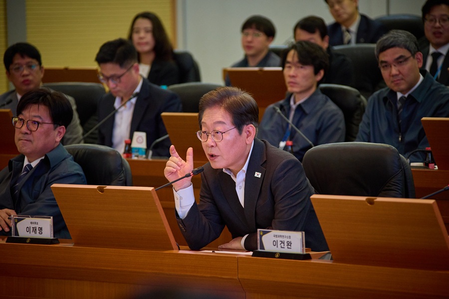 ▲ 이재명 더불어민주당 대선 경선 후보가 국방과학연구소(ADD) 현장간담회에서 발언을 하고 있다. ⓒ이재명 캠프 제공