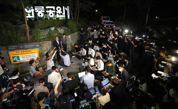 ▲ 벅원순이 자살한 것으로 알려진 곳 입구에서 경찰이 기자들에게 브리핑 하고 있다. ⓒ 연합뉴스