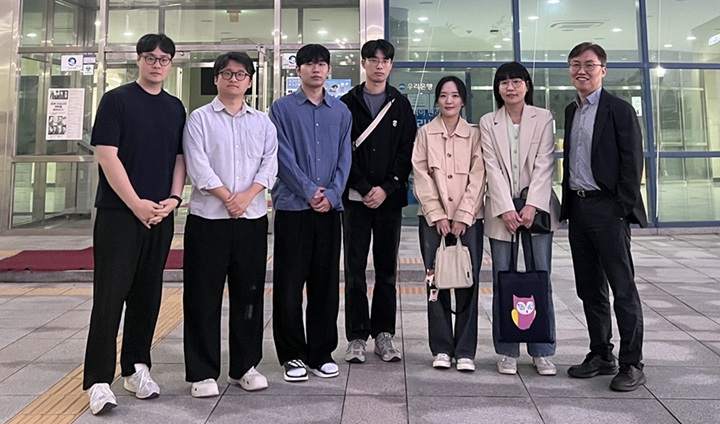 ▲ 이상헌 교수(맨 오른쪽)와 연구원들.ⓒ단국대