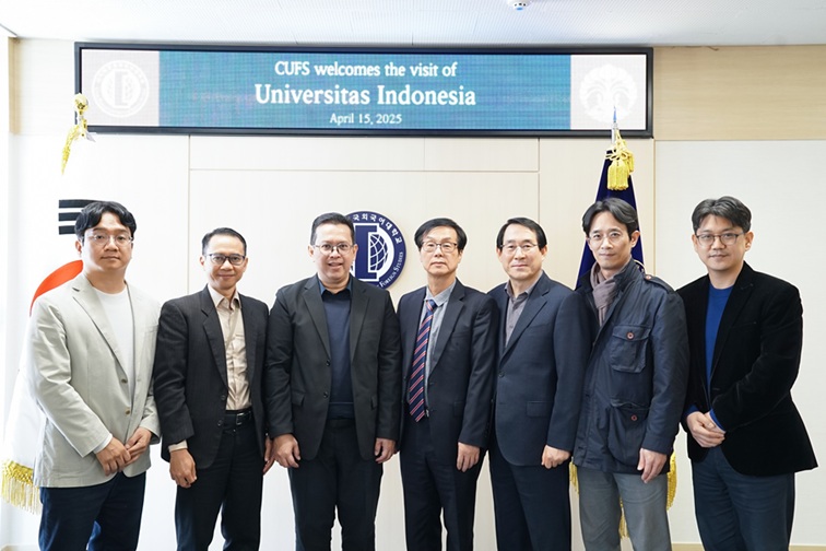 ▲ 인도네시아대학교 인문대학 방문단이 상호 협력 논의를 위해 사이버한국외대를 찾았다. 왼쪽부터 사이버한국외대 베트남·인도네시아학부 조민성 교수, UI 인문대학 운뚱 유워노 부학장, 본단 카누모요소 학장, 사이버한국외대 김병철 학장, 원종민 글로벌교육원장, 이민우 대학원장, 한국어학부 노채환 교수.ⓒ사이버한국외대