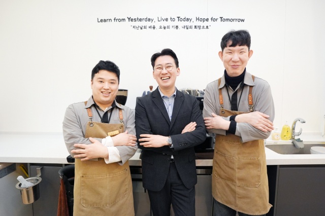 ▲ YTT 카페를 찾은 성진규 ㈜비비테크 대표이사(가운데)가 박오성(왼쪽)씨, 노현래씨와 활짝 웃고 있다. ⓒ수원시 제공