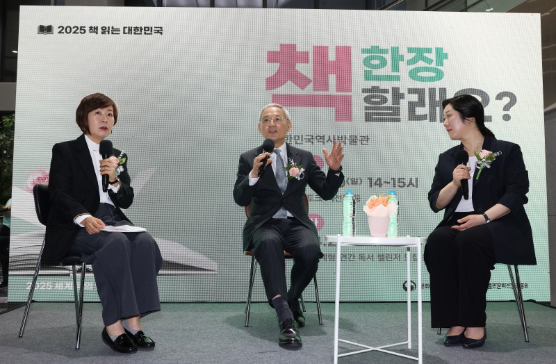 ▲ 유인촌 문화체육관광부 장관이 20일 서울 종로구 대한민국역사박물관 1층 로비에서 열린 '2025 세계 책의 날 기념행사'에 참석해 나민애 서울대학교 교수(오른쪽), 정용실 KBS 아나운서와 책에 대한 이야기를 나누고 있다.ⓒ문체부