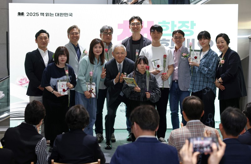 ▲ 유인촌 문화체육관광부 장관이 20일 서울 종로구 대한민국역사박물관 1층 로비에서 열린 '2025 세계 책의 날 기념행사'에 참석해 시민들에게 책을 선물하고 기념촬영을 하고 있다.ⓒ문체부