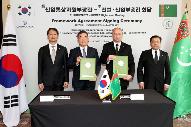 ▲ 김보현 대우건설 사장(왼쪽 두 번째)과 도브란겔디 사파예프 투르크메니스탄 국영화학공사 회장(세 번째)이 18일 기본 합의서를 들고 기념촬영을 하고 있다.ⓒ대우건설