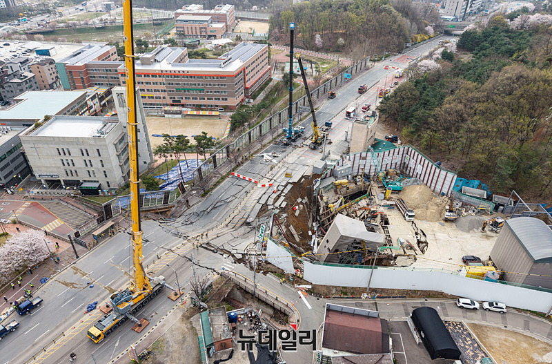 ▲ 지난 11일 신안산선 공사 현장에서 붕괴 사고가 발생한 가운데 다음날인 12일 오전 경기 광명시 사고현장에서 소방당국이 실종자 등에 대한 구조 작업을 진행하고 있다. ⓒ서성진 기자