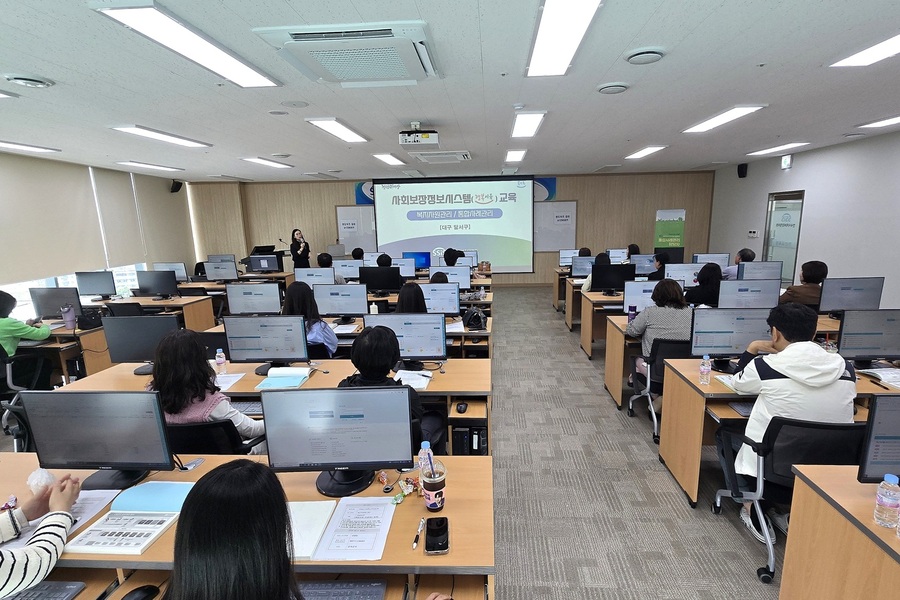 ▲ 대구 달서구(구청장 이태훈)는 지난 17일 관내 23개 동(洞) 사례관리 담당자와 구청 통합사례관리사 등 31명을 대상으로 통합사례관리 전산 실습교육을 실시했다.ⓒ달서구