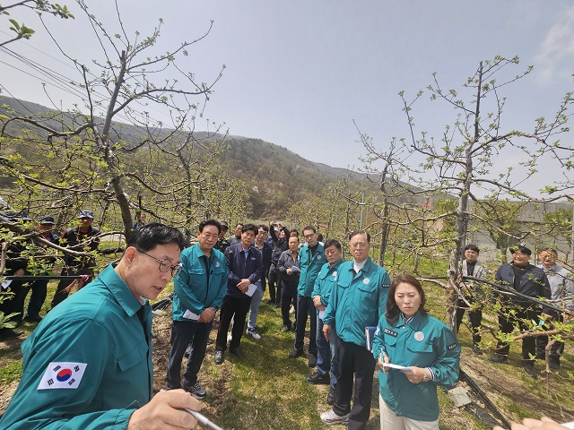 ▲ 포항시의회 경제산업위원회는 18일 오전 최근 심화되고 있는 이상기후와 이로 인한 과수농가 피해 예방을 위한 현장 의정활동을 펼쳤다.ⓒ포항시의회