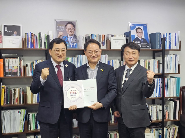 ▲ 주낙영 시장(왼쪽)이 지난 17일 국회 의원회관에서 허영 국회의원(가운데)과 김상철 APEC 정상회의 준비지원단장과 함께 2025년 APEC 정상회의 국비 지원 건의서를 들고 기념촬영을 하고 있다.ⓒ경주시