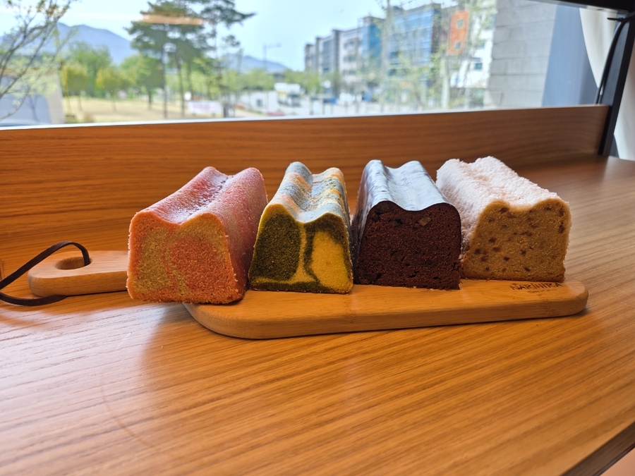 ▲ 달성군농업기술센터(군수 최재훈)와 업무협약을 통해 기술이전을 받은 유가제빵소(대표 김규철)가 18일 지역특화상품 비슬산사계빵 ‘사색비슬’을 출시했다.ⓒ달성군