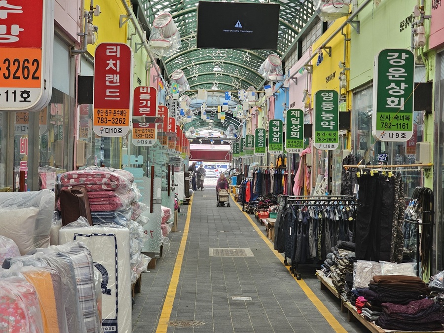 ▲ 경상북도는 농림축산식품부 지원하는 ‘전통시장 농축산물 상시 할인 시범사업’에 울진 바지게시장이 선정돼 2개월간 농축산물을 상시 할인 판매한다.ⓒ경북도