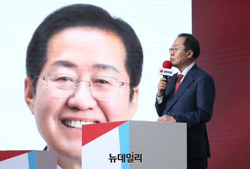▲ 국민의힘 홍준표 대선 경선 후보가 18일 서울 강서구 ASSA아트홀에서 열린 국민의힘 '제21대 대통령후보자 1차 경선 비전대회'에서 비전을 발표하고 있다.ⓒ 이종현 기자
