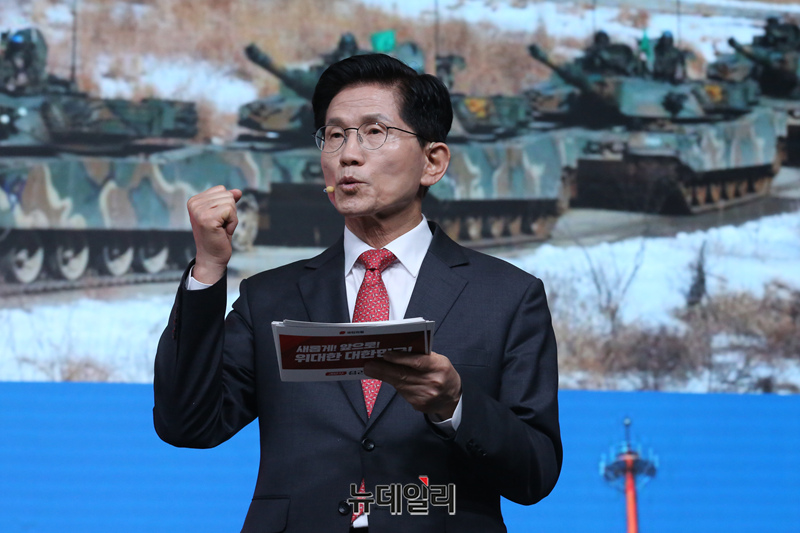 ▲ 국민의힘 김문수 대선 경선 후보가 18일 서울 강서구 ASSA아트홀에서 열린 국민의힘 '제21대 대통령후보자 1차 경선 비전대회'에서 비전을 발표하고 있다.ⓒ이종현 기자