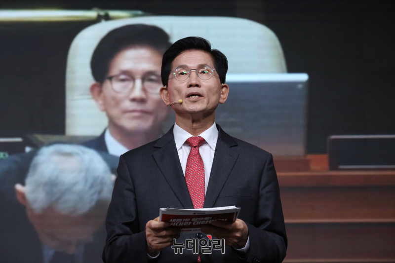 ▲ 국민의힘 김문수 대선 경선 후보가 18일 서울 강서구 ASSA아트홀에서 열린 국민의힘 '제21대 대통령후보자 1차 경선 비전대회'에서 비전을 발표하고 있다.ⓒ 이종현 기자
