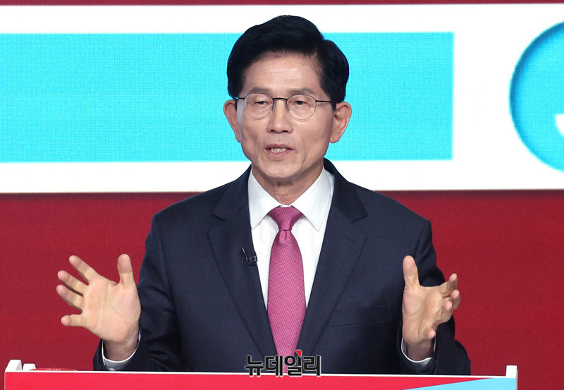 ▲ 김문수 제21대 대통령 선거 국민의힘 경선 후보가 19일 오후 서울 강서구 ASSA아트홀에서 열린 '제21대 대통령 선거 국민의힘 1차 경선 A조 토론회'에서 발언을 하고 있다.ⓒ뉴데일리 DB