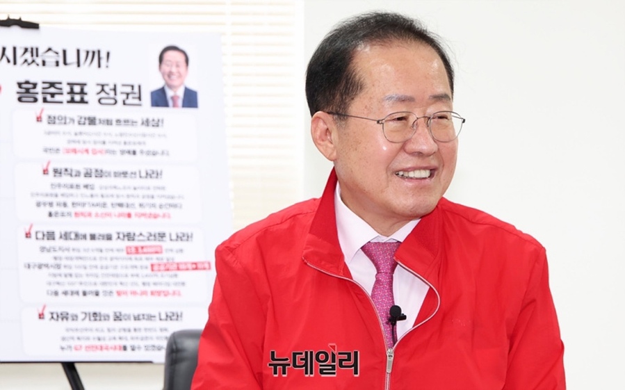 ▲ 제21대 대통령 선거 출마를 선언한 홍준표 국민의힘 후보가 19일 오전 서울 여의도 대하빌딩에 마련된 선거캠프에서 뉴데일리 취재진과 인터뷰를 하고 있다. ⓒ서성진 기자