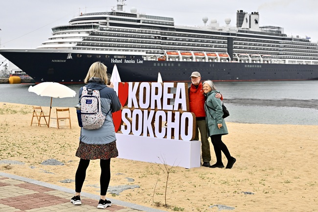▲ 속초항에 입항한 노르담호 승객들이 아바이 마을에서 기념촬영을 하고 있다.ⓒ속초시
