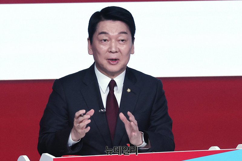 ▲ 국민의힘 안철수 대선 경선 후보가 19일 국민의힘 '제21대 대통령후보자 1차 경선 토론회'에서 발표하고 있는 모습. ⓒ이종현 기자