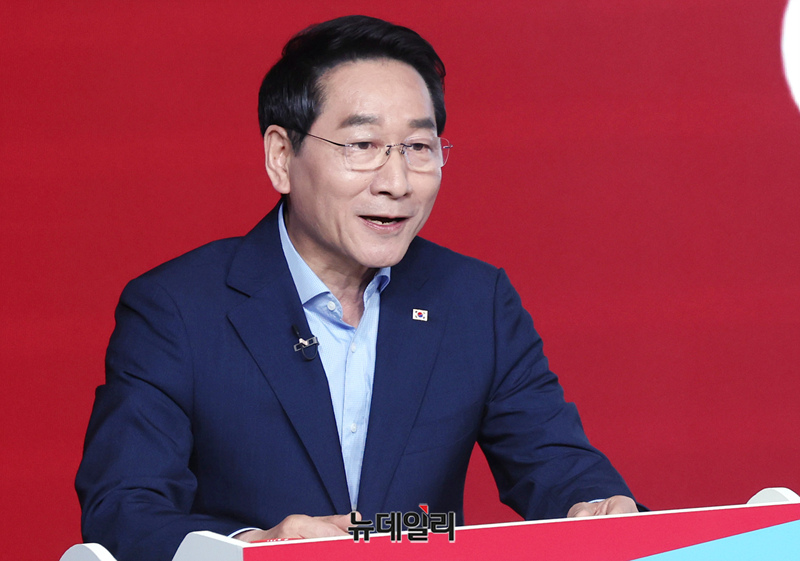 ▲ 국민의힘 유정복 대선 경선 후보가 19일 국민의힘 '제21대 대통령후보자 1차 경선 토론회'에서 발표하고 있는 모습. ⓒ이종현 기자