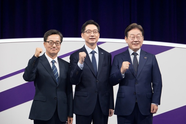 ▲ 더불어민주당 경선 TV토론회에 참석한 (왼쪽부터) 김동연·김경수·이재명 예비후보 ⓒ뉴시스