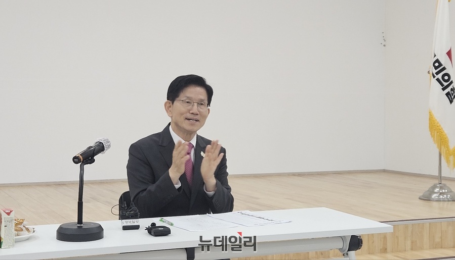 ▲ 김문수 후보가 20일 오전 10시 30분 국민의힘 대구시·경북도당 5층 강당에서 열린 대구·경북 시도의원 간담회에서 박수를 치고 있다.ⓒ뉴데일리