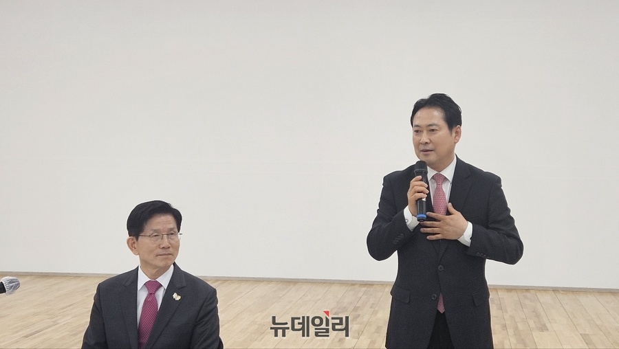 ▲ 친한동훈계에서 김문수 캠프로 옮긴 장동혁 김문수 캠프 선대 본부장(오른쪽)은 대구·경북 시도의원 간담회 인사말에서 “김문수 후보가 캠프에 와서 함께 일하자고 했을 때 몇 번 망설이고 결정하기 전날 한숨 못 잤다”라고 말했다.ⓒ뉴데일리