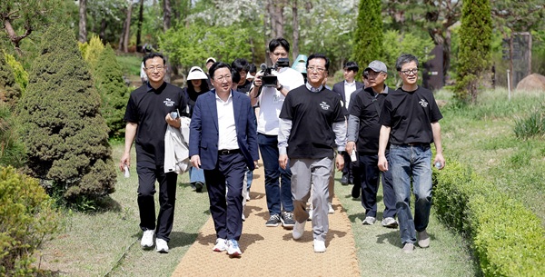 ▲ 조원휘 대전시의장과 이장우 대전시장이 19일 열린 ‘2025 과학 어울림마당 걷기대회’에서 대전이 과학 정체성을 유지하고 지역사회와 소통하는 과학 문화 생태계 조성을 적극 지원하겠다고 약속했다.ⓒ대전시의회